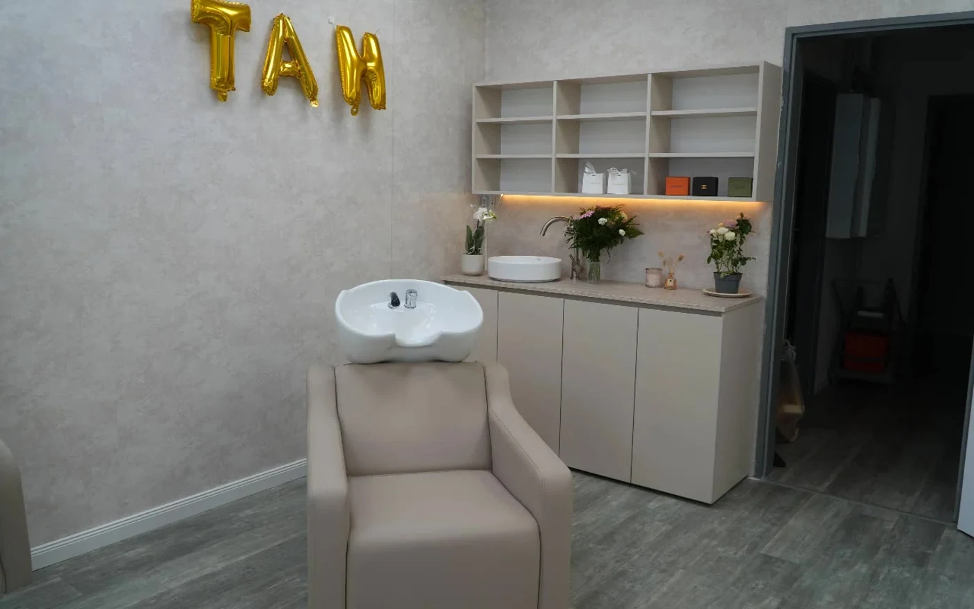 Der Waschplatz mit bequemem Sessel
