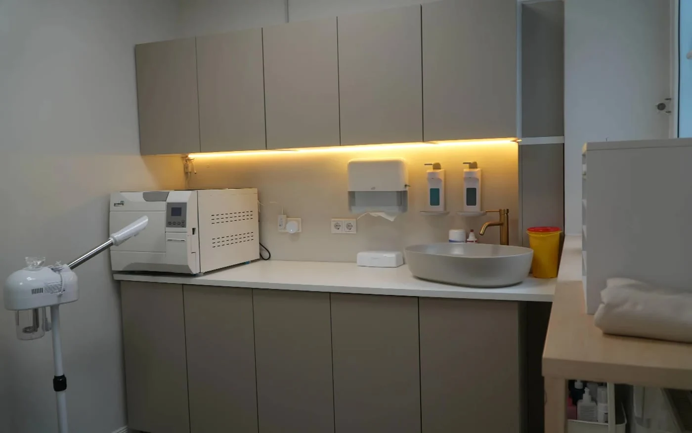Der Hygiene-Bereich mit Sterilisator und Waschbecken