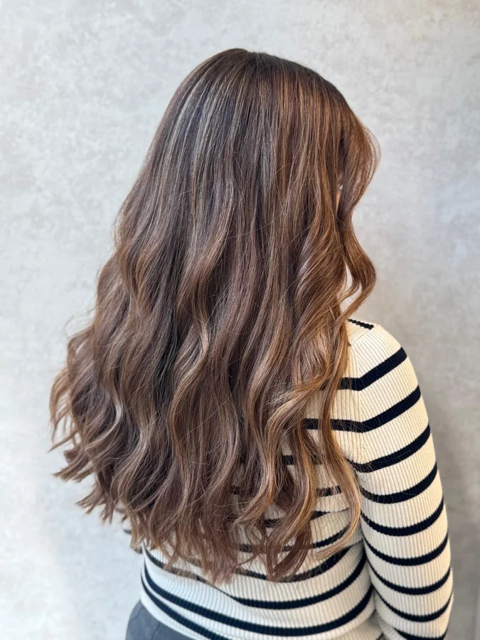 Warmes Karamellbraun als Balayage, mit Bewegung im Längenbereich