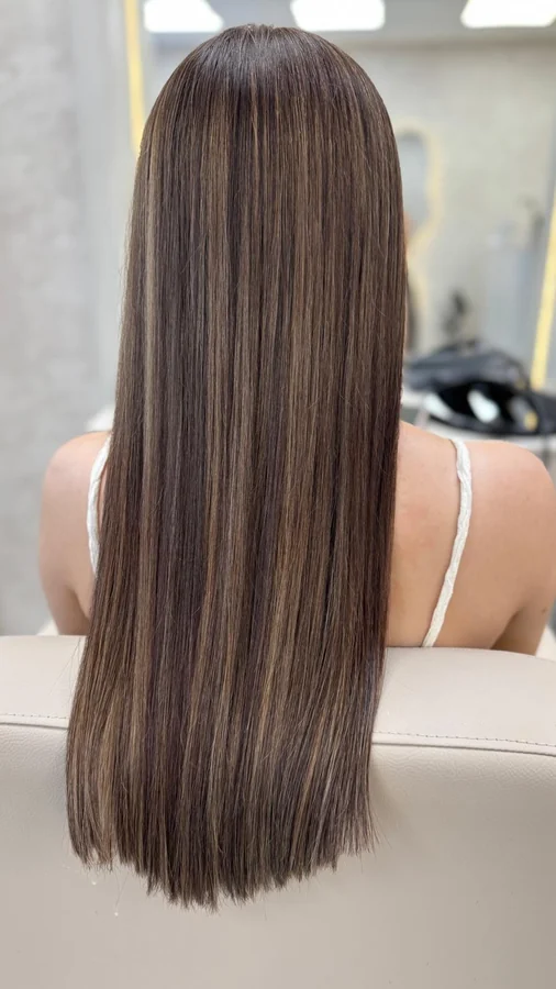 Glattes, glänzendes Haar bis in die Spitzen nach dem Styling