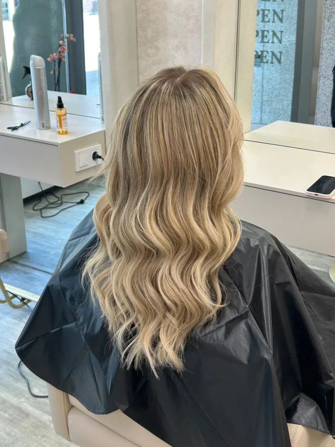 Warmes Blond mit Strähnen und weich herausgezogenem Ansatz