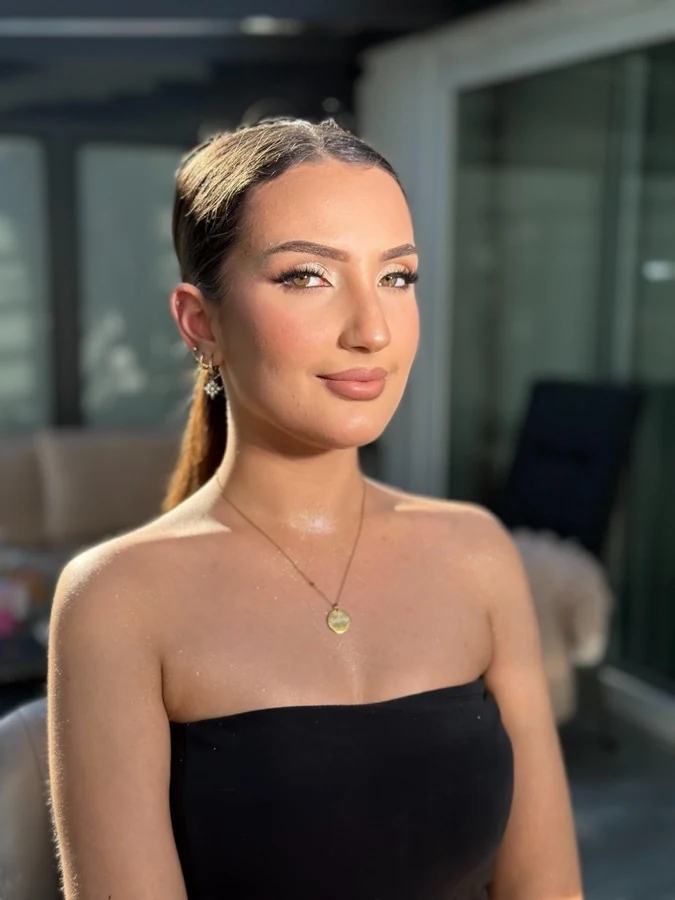 Event-Make-up im Soft-Glam-Stil mit schimmerndem Teint