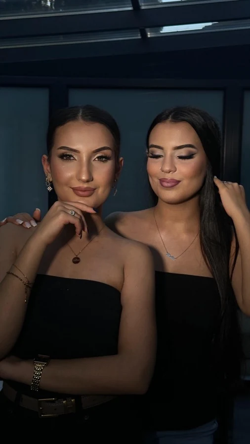 Make-up für zwei Kundinnen, gemeinsam vor dem Termin